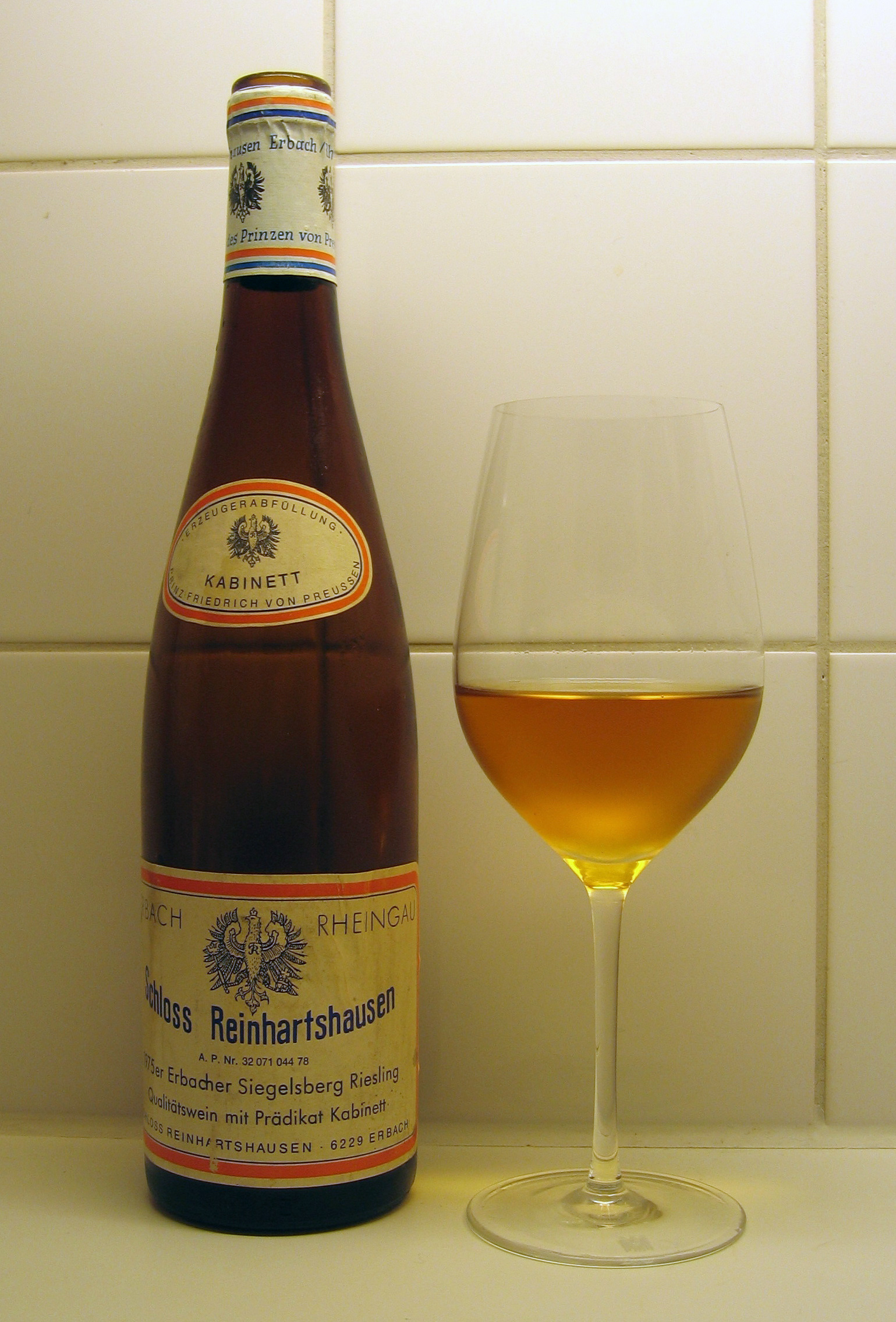 Riesling_Kabinett_1975_in_glass